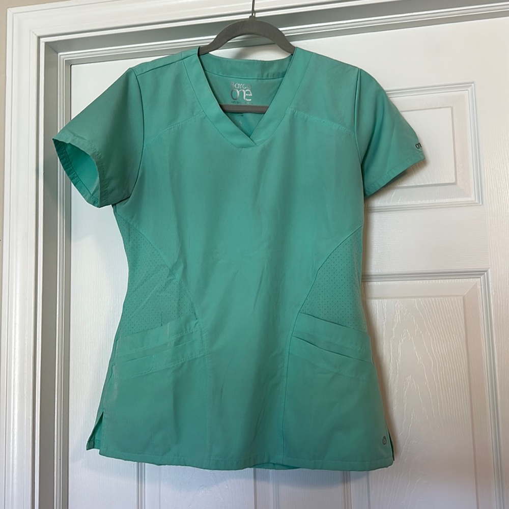 Barco one women’s scrub top, small.